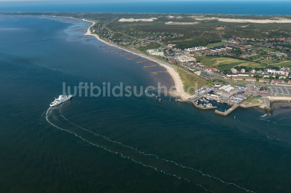 Luftaufnahme List - Fahrt eines Fähr- Schiffes der FRS Förde Reederei Seetouristik GmbH & Co. KG in List im Bundesland