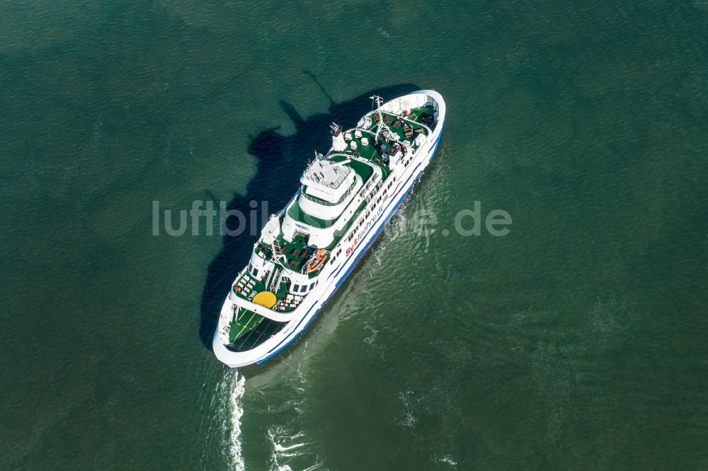 List aus der Vogelperspektive: Fahrt eines Fähr- Schiffes der FRS Förde Reederei Seetouristik GmbH & Co. KG in List im Bundesland