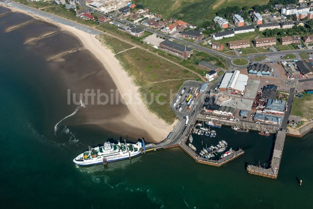 Luftaufnahme List - Fahrt eines Fähr- Schiffes der FRS Förde Reederei Seetouristik GmbH & Co. KG in List im Bundesland