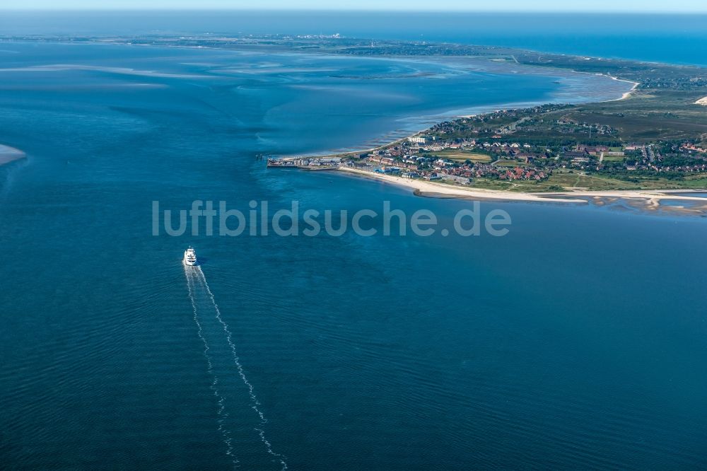 Luftaufnahme List - Fahrt eines Fähr- Schiffes der FRS Förde Reederei Seetouristik GmbH & Co. KG in List im Bundesland