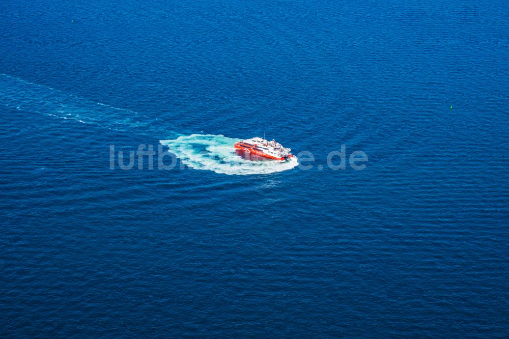 Helgoland aus der Vogelperspektive: Fahrt eines Fähr- Schiffes FRS Halunder Jet in Helgoland im Bundesland Schleswig-Holstein, Deutschland