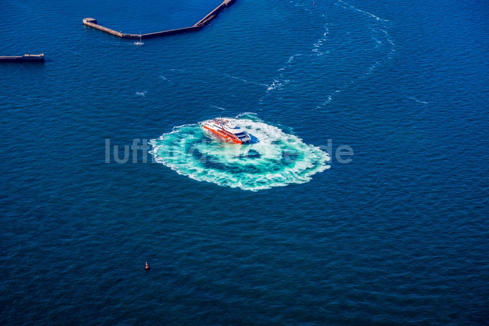 Luftaufnahme Helgoland - Fahrt eines Fähr- Schiffes FRS Halunder Jet in Helgoland im Bundesland Schleswig-Holstein, Deutschland