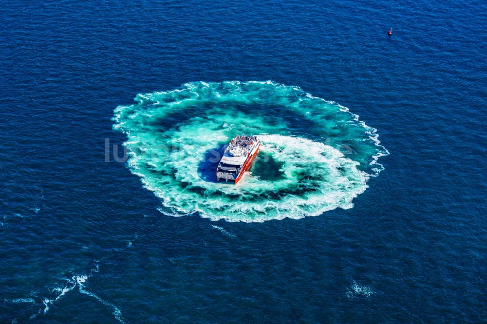 Helgoland von oben - Fahrt eines Fähr- Schiffes FRS Halunder Jet in Helgoland im Bundesland Schleswig-Holstein, Deutschland