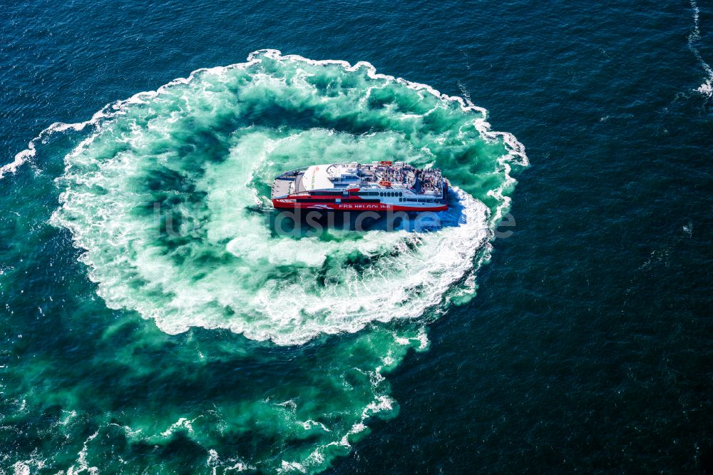 Luftaufnahme Helgoland - Fahrt eines Fähr- Schiffes FRS Halunder Jet in Helgoland im Bundesland Schleswig-Holstein, Deutschland