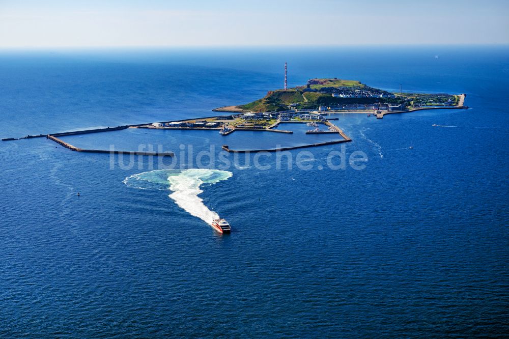 Helgoland von oben - Fahrt eines Fähr- Schiffes FRS Halunder Jet in Helgoland im Bundesland Schleswig-Holstein, Deutschland