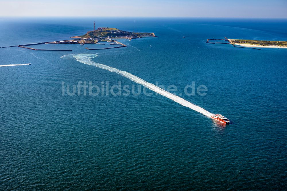 Luftbild Helgoland - Fahrt eines Fähr- Schiffes FRS Halunder Jet in Helgoland im Bundesland Schleswig-Holstein, Deutschland