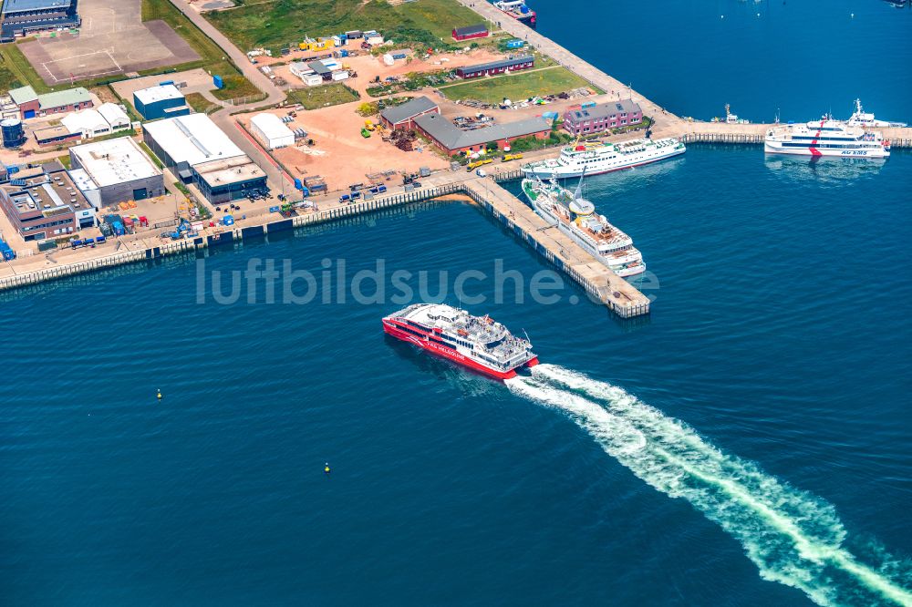 Luftbild Helgoland - Fahrt des Fähr- Schiffes FRS Halunderjet über die Nordsee vor Helgoland im Bundesland Schleswig Holstein