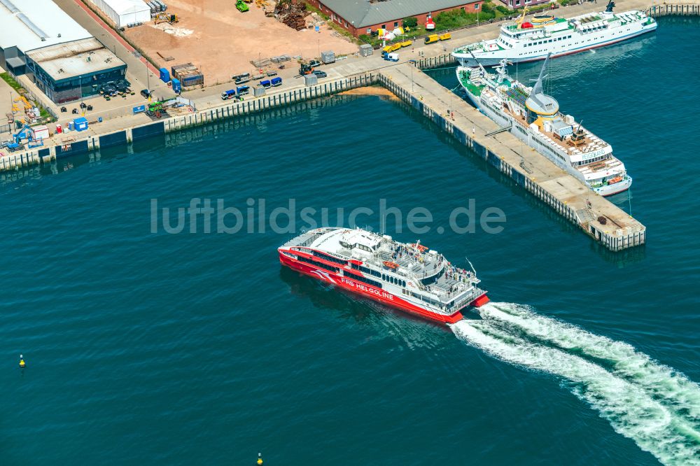 Luftaufnahme Helgoland - Fahrt des Fähr- Schiffes FRS Halunderjet über die Nordsee vor Helgoland im Bundesland Schleswig Holstein