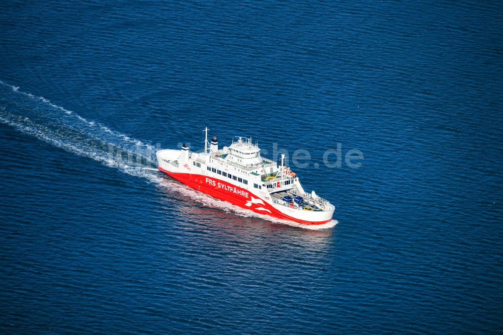 List von oben - Fahrt eines Fähr- Schiffes der FRS Syltfähre Limassol in List auf Sylt im Bundesland Schleswig-Holstein, Deutschland