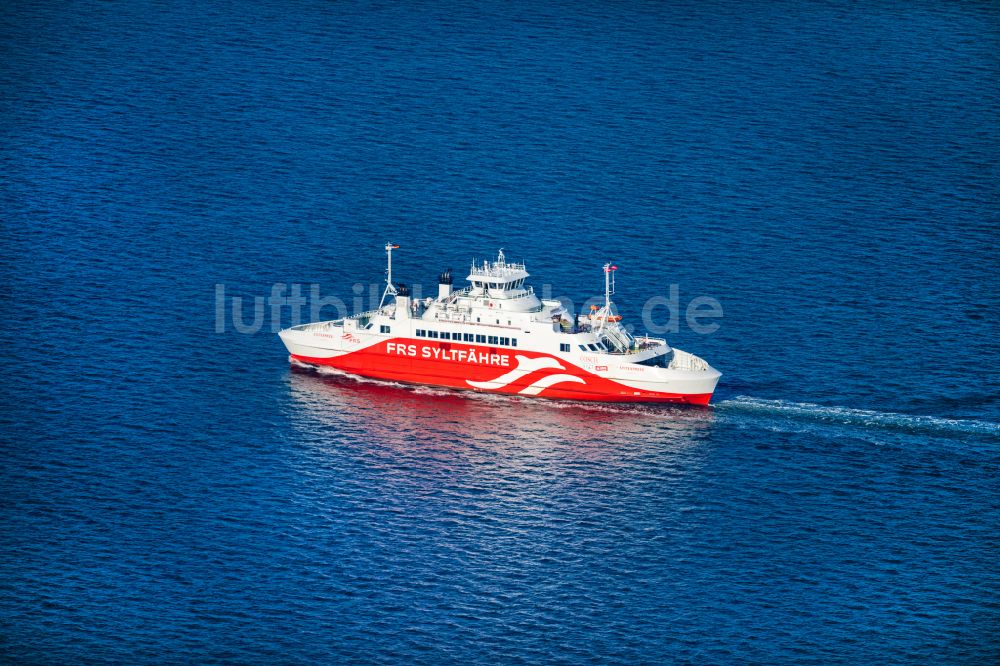 List aus der Vogelperspektive: Fahrt eines Fähr- Schiffes der FRS Syltfähre Limassol in List auf Sylt im Bundesland Schleswig-Holstein, Deutschland