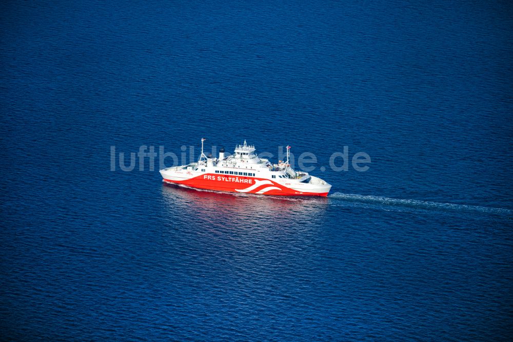 Luftbild List - Fahrt eines Fähr- Schiffes der FRS Syltfähre Limassol in List auf Sylt im Bundesland Schleswig-Holstein, Deutschland