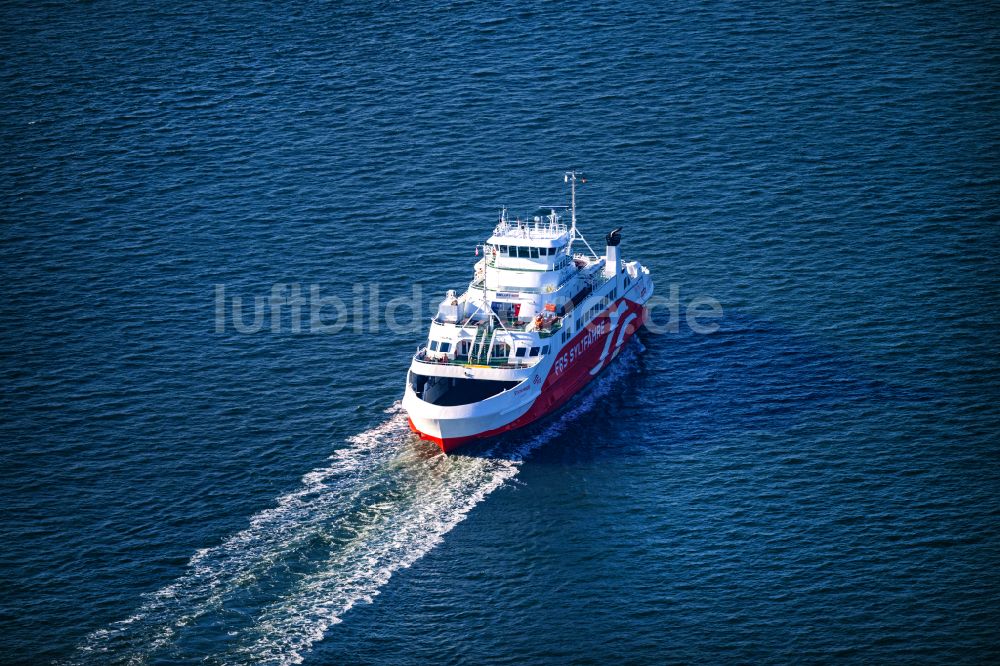 Luftaufnahme List - Fahrt eines Fähr- Schiffes der FRS Syltfähre Limassol in List auf Sylt im Bundesland Schleswig-Holstein, Deutschland