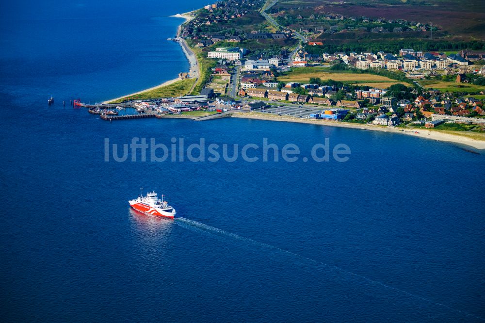 List von oben - Fahrt eines Fähr- Schiffes der FRS Syltfähre Limassol in List auf Sylt im Bundesland Schleswig-Holstein, Deutschland