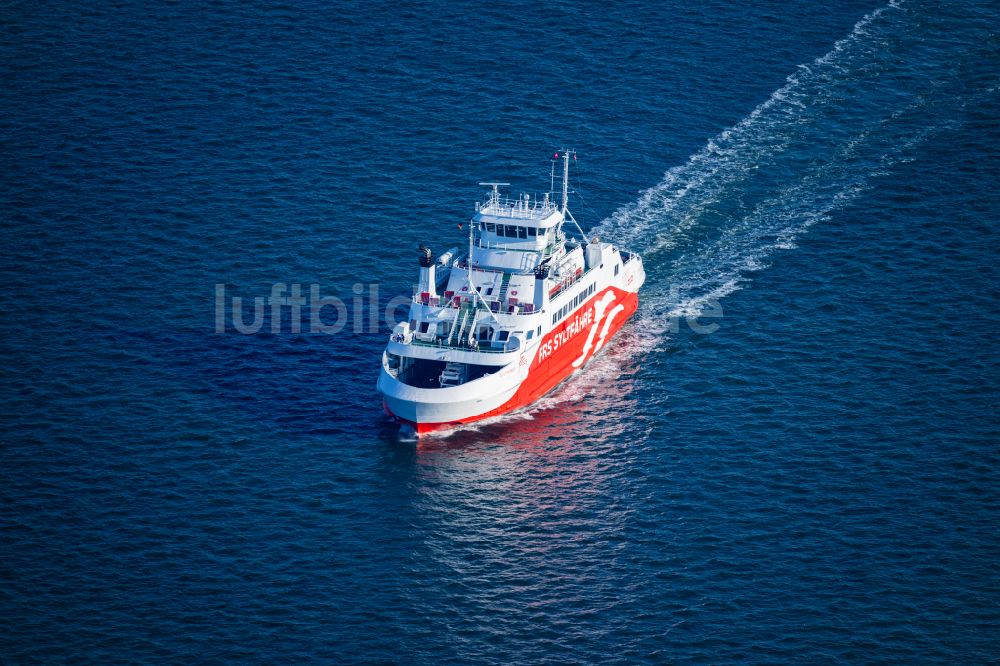 List aus der Vogelperspektive: Fahrt eines Fähr- Schiffes der FRS Syltfähre Limassol in List auf Sylt im Bundesland Schleswig-Holstein, Deutschland