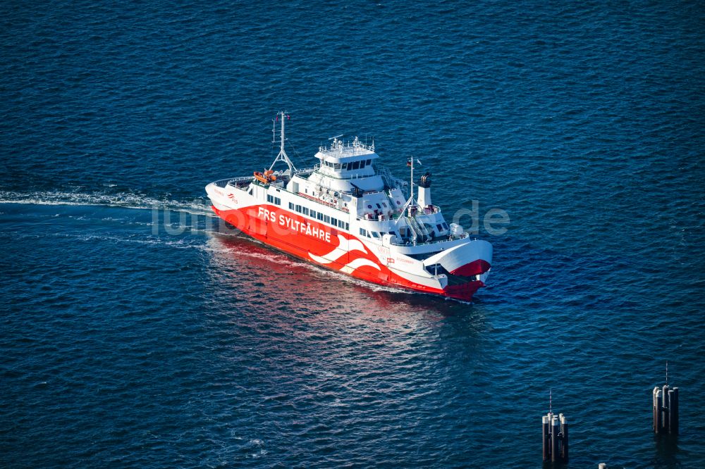 Luftbild List - Fahrt eines Fähr- Schiffes der FRS Syltfähre Limassol in List auf Sylt im Bundesland Schleswig-Holstein, Deutschland