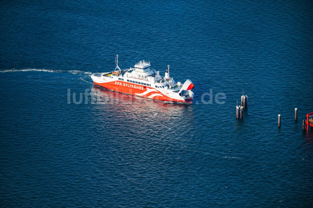 Luftaufnahme List - Fahrt eines Fähr- Schiffes der FRS Syltfähre Limassol in List auf Sylt im Bundesland Schleswig-Holstein, Deutschland