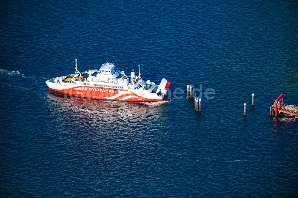 List aus der Vogelperspektive: Fahrt eines Fähr- Schiffes der FRS Syltfähre Limassol in List auf Sylt im Bundesland Schleswig-Holstein, Deutschland