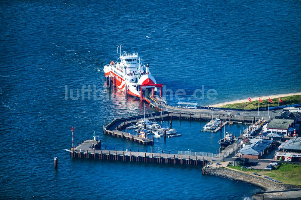 Luftbild List - Fahrt eines Fähr- Schiffes der FRS Syltfähre Limassol in List auf Sylt im Bundesland Schleswig-Holstein, Deutschland