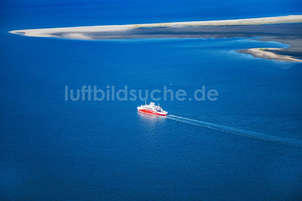 Luftbild List - Fahrt eines Fähr- Schiffes der FRS Syltfähre Limassol in List auf Sylt im Bundesland Schleswig-Holstein, Deutschland