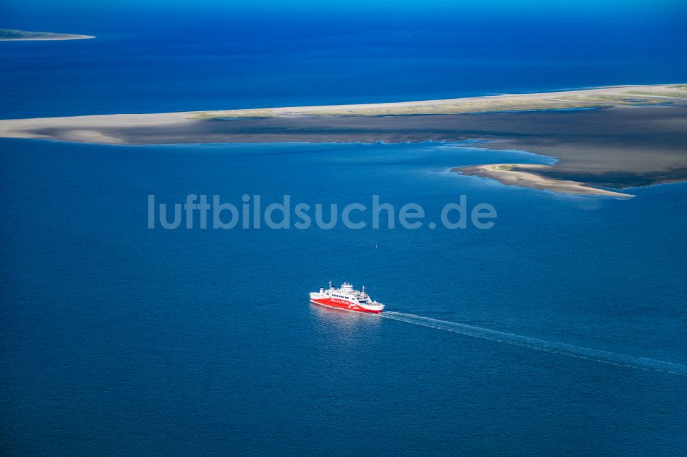 Luftaufnahme List - Fahrt eines Fähr- Schiffes der FRS Syltfähre Limassol in List auf Sylt im Bundesland Schleswig-Holstein, Deutschland