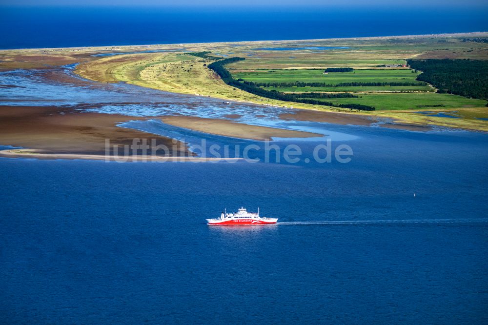 List von oben - Fahrt eines Fähr- Schiffes der FRS Syltfähre Limassol in List auf Sylt im Bundesland Schleswig-Holstein, Deutschland