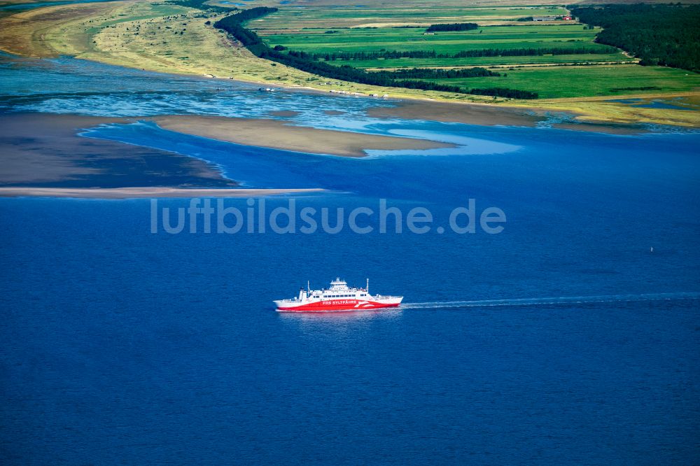 List aus der Vogelperspektive: Fahrt eines Fähr- Schiffes der FRS Syltfähre Limassol in List auf Sylt im Bundesland Schleswig-Holstein, Deutschland