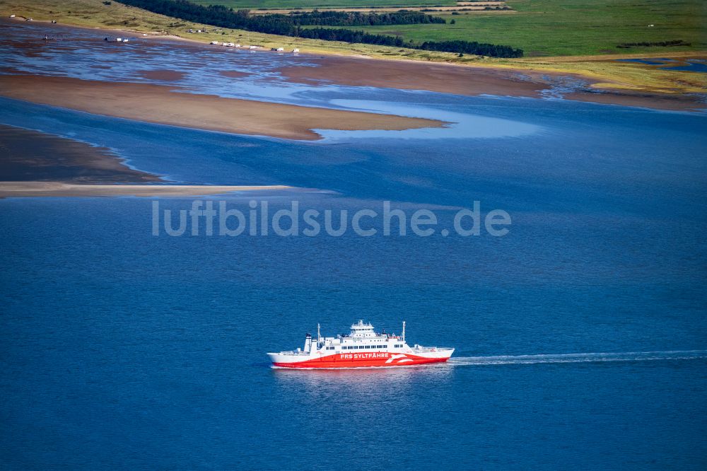 Luftbild List - Fahrt eines Fähr- Schiffes der FRS Syltfähre Limassol in List auf Sylt im Bundesland Schleswig-Holstein, Deutschland