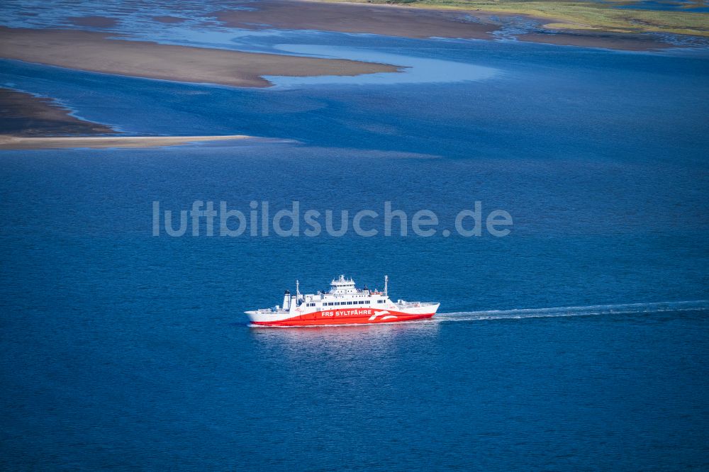 Luftaufnahme List - Fahrt eines Fähr- Schiffes der FRS Syltfähre Limassol in List auf Sylt im Bundesland Schleswig-Holstein, Deutschland