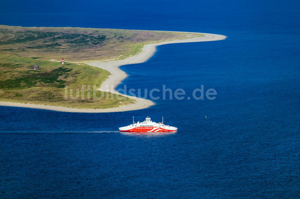 List von oben - Fahrt eines Fähr- Schiffes der FRS Syltfähre Limassol in List auf Sylt im Bundesland Schleswig-Holstein, Deutschland