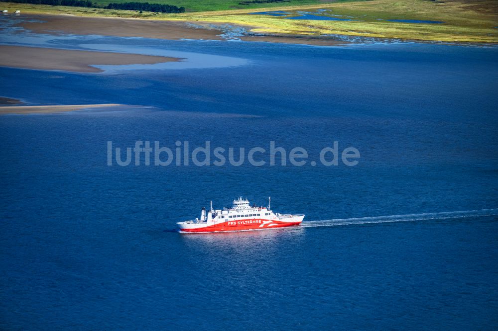 List von oben - Fahrt eines Fähr- Schiffes der FRS Syltfähre Limassol in List auf Sylt im Bundesland Schleswig-Holstein, Deutschland