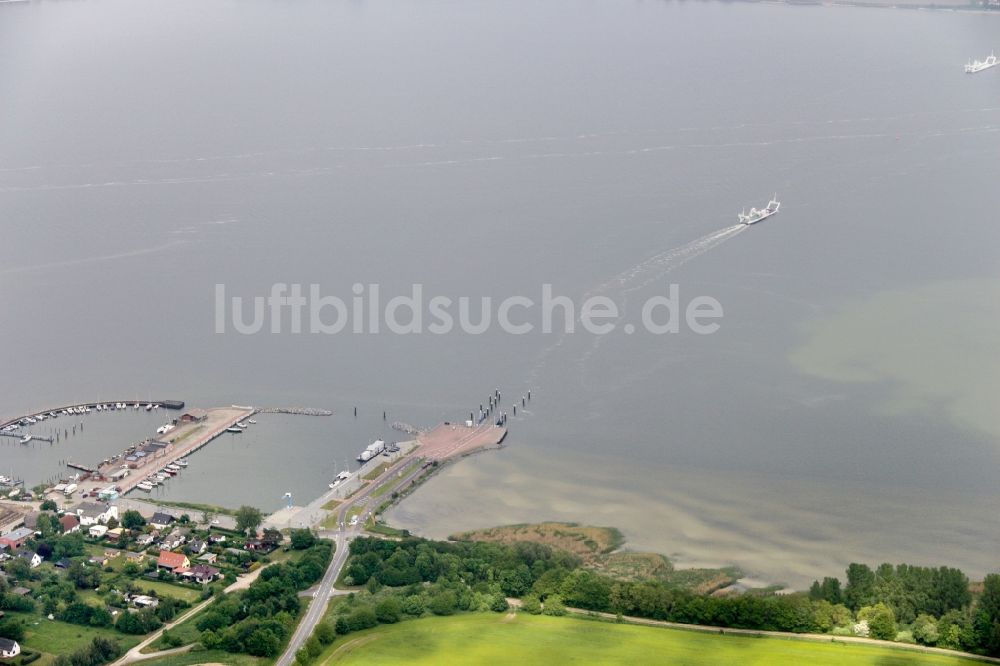 Luftaufnahme Reinberg - Fahrt eines Fähr- Schiffes der Glewitzer Fähre in Reinberg im Bundesland Mecklenburg-Vorpommern, Deutschland