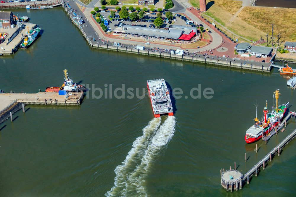 Luftbild Cuxhaven - Fahrt eines Fähr- Schiffes Katamaran Halunder Jet der FRS Reederei in Cuxhaven im Bundesland Niedersachsen, Deutschland