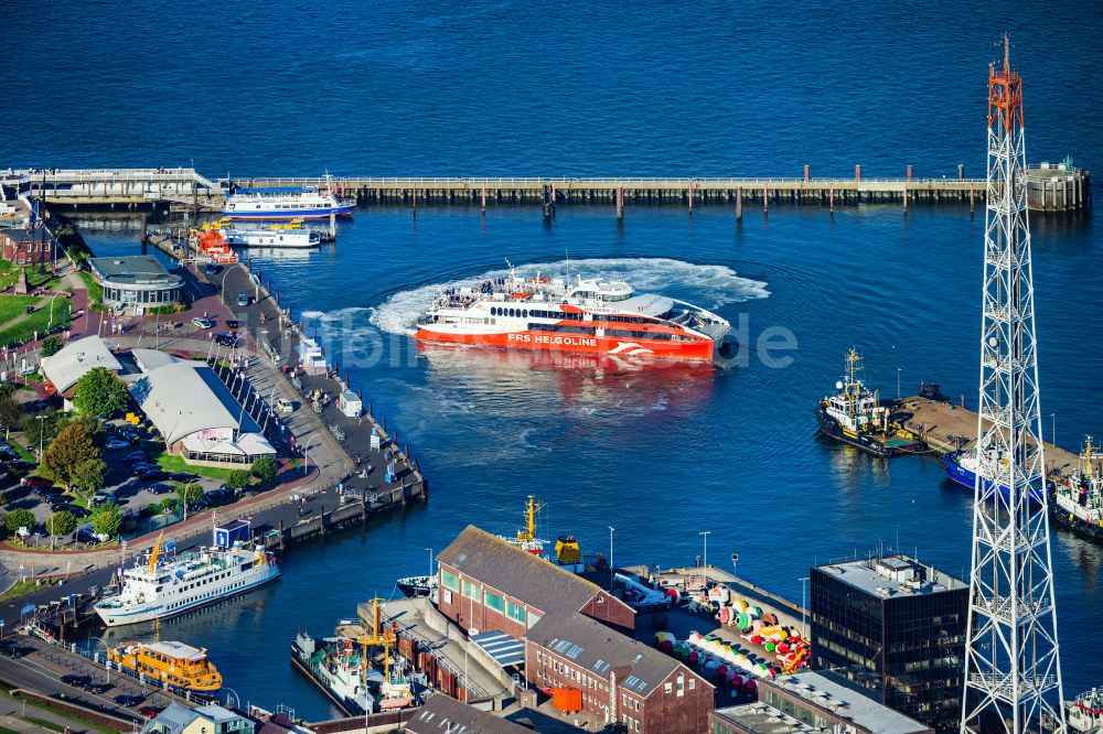 Cuxhaven von oben - Fahrt eines Fähr- Schiffes Katamaran Halunder Jet der FRS Reederei in Cuxhaven im Bundesland Niedersachsen, Deutschland