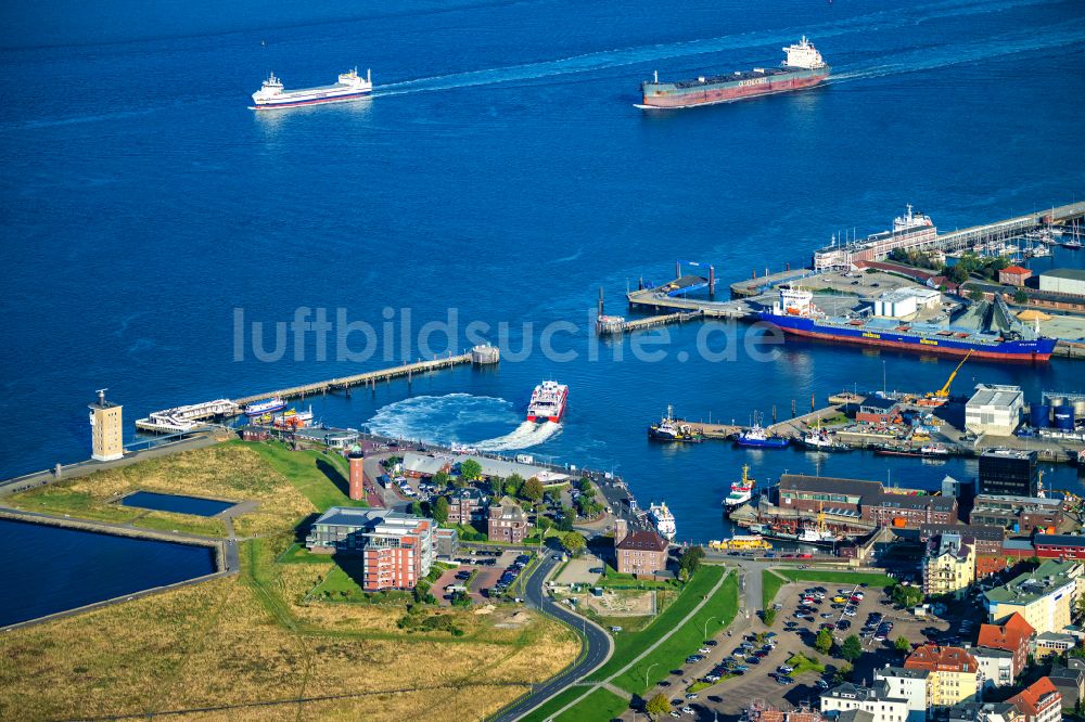 Cuxhaven aus der Vogelperspektive: Fahrt eines Fähr- Schiffes Katamaran Halunder Jet der FRS Reederei in Cuxhaven im Bundesland Niedersachsen, Deutschland