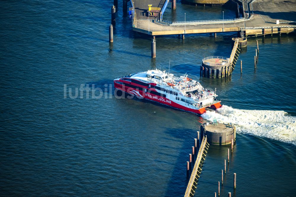 Luftbild Cuxhaven - Fahrt eines Fähr- Schiffes Katamaran Halunder Jet der FRS Reederei in Cuxhaven im Bundesland Niedersachsen, Deutschland