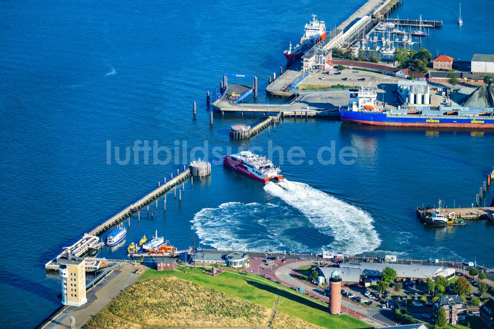 Luftaufnahme Cuxhaven - Fahrt eines Fähr- Schiffes Katamaran Halunder Jet der FRS Reederei in Cuxhaven im Bundesland Niedersachsen, Deutschland