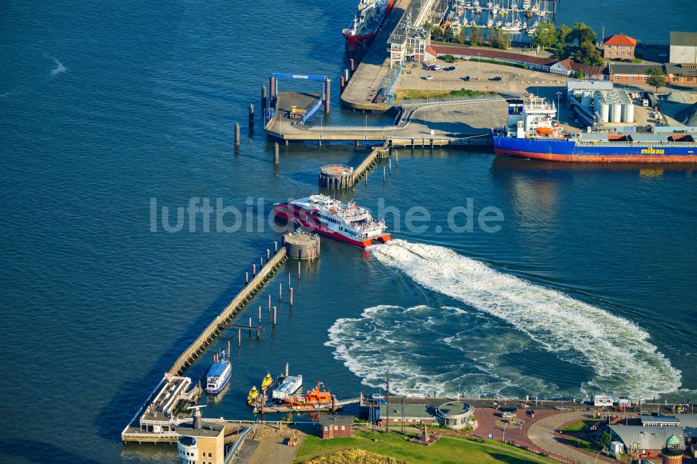 Cuxhaven von oben - Fahrt eines Fähr- Schiffes Katamaran Halunder Jet der FRS Reederei in Cuxhaven im Bundesland Niedersachsen, Deutschland