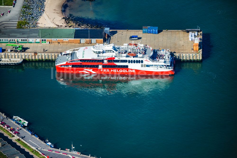 Luftbild Cuxhaven - Fahrt eines Fähr- Schiffes Katamaran Halunder Jet der FRS Reederei in Cuxhaven im Bundesland Niedersachsen, Deutschland