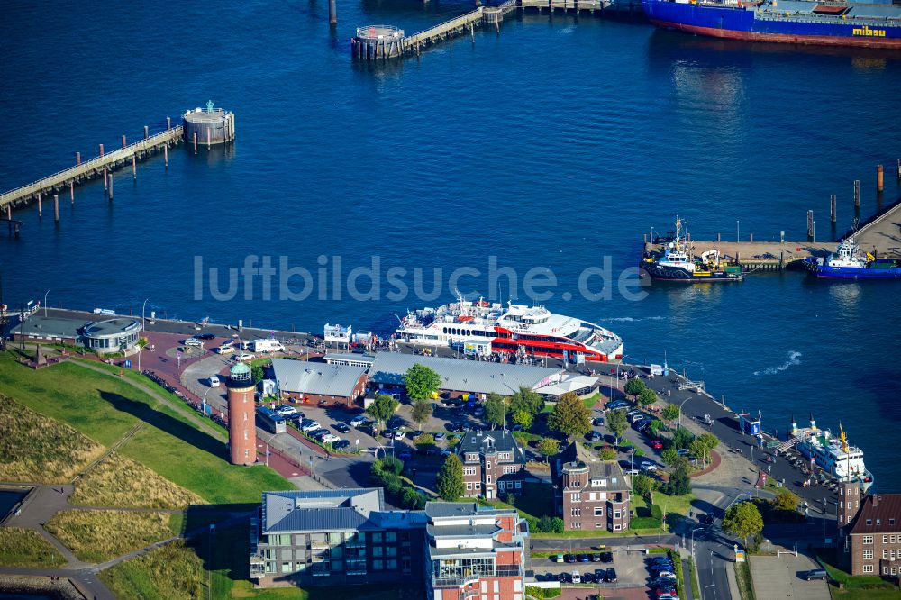 Luftaufnahme Cuxhaven - Fahrt eines Fähr- Schiffes Katamaran Halunder Jet der FRS Reederei in Cuxhaven im Bundesland Niedersachsen, Deutschland