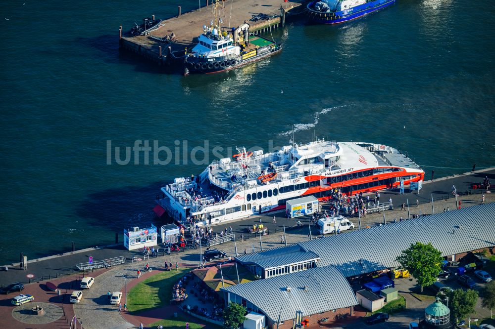 Cuxhaven von oben - Fahrt eines Fähr- Schiffes Katamaran Halunder Jet der FRS Reederei in Cuxhaven im Bundesland Niedersachsen, Deutschland