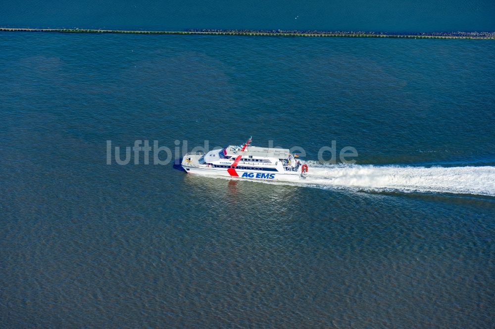 Borkum von oben - Fahrt eines Fähr- Schiffes Katamaran Nordlicht in Borkum im Bundesland Niedersachsen, Deutschland