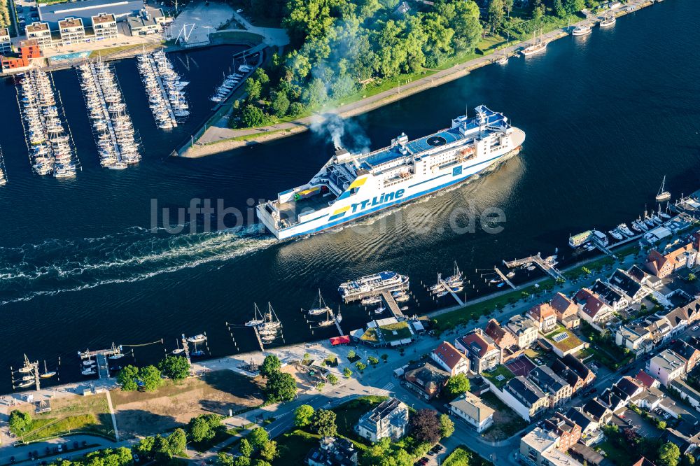 Luftaufnahme Lübeck - Fahrt eines Fähr- Schiffes der TT-Line auf der Trave in Travemünde im Bundesland Schleswig-Holstein, Deutschland