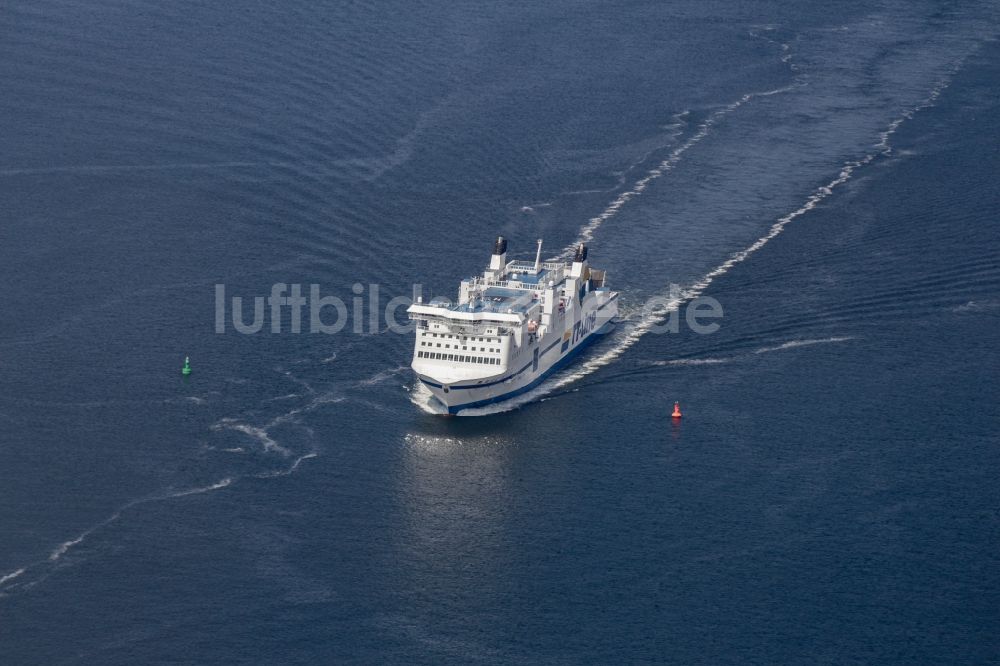 Rostock von oben - Fahrt eines Fähr- Schiffes nach Warnemünde in Rostock im Bundesland Mecklenburg-Vorpommern, Deutschland