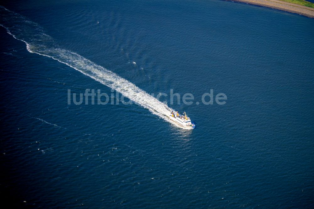 Norderney von oben - Fahrt eines Fähr- Schiffes der AG Reederei Norden-Frisia Schiff Frisia XI im Ortsteil Norddeich in Norden im Bundesland Niedersachsen, Deutschland