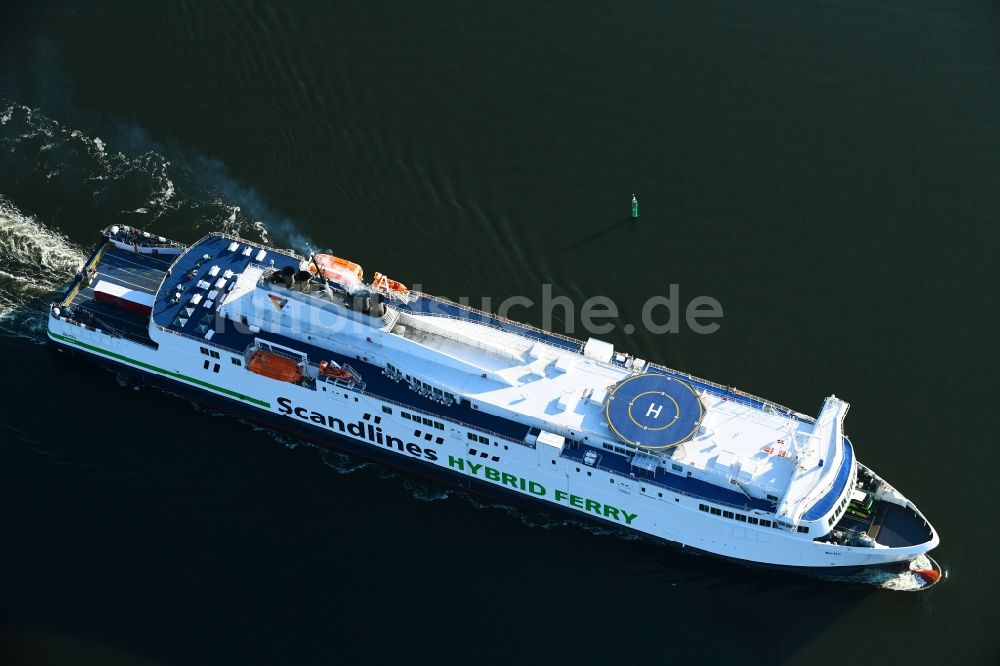 Luftaufnahme Rostock - Fahrt eines Fähr- Schiffes der Scandlines HYBRID FERRY in Rostock im Bundesland Mecklenburg-Vorpommern, Deutschland