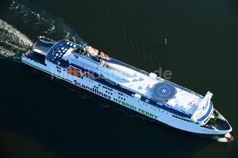 Rostock von oben - Fahrt eines Fähr- Schiffes der Scandlines HYBRID FERRY in Rostock im Bundesland Mecklenburg-Vorpommern, Deutschland