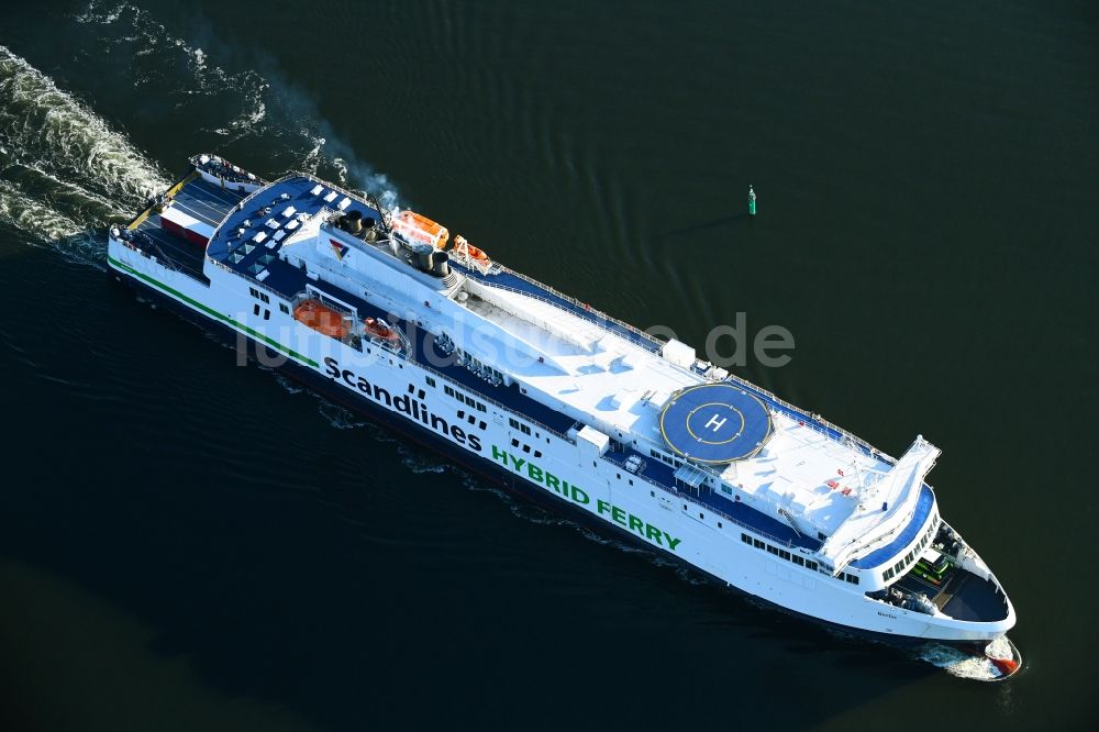 Rostock aus der Vogelperspektive: Fahrt eines Fähr- Schiffes der Scandlines HYBRID FERRY in Rostock im Bundesland Mecklenburg-Vorpommern, Deutschland