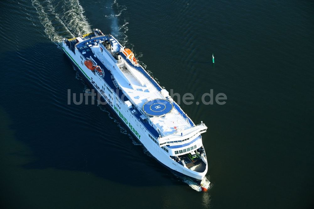 Luftbild Rostock - Fahrt eines Fähr- Schiffes der Scandlines HYBRID FERRY in Rostock im Bundesland Mecklenburg-Vorpommern, Deutschland