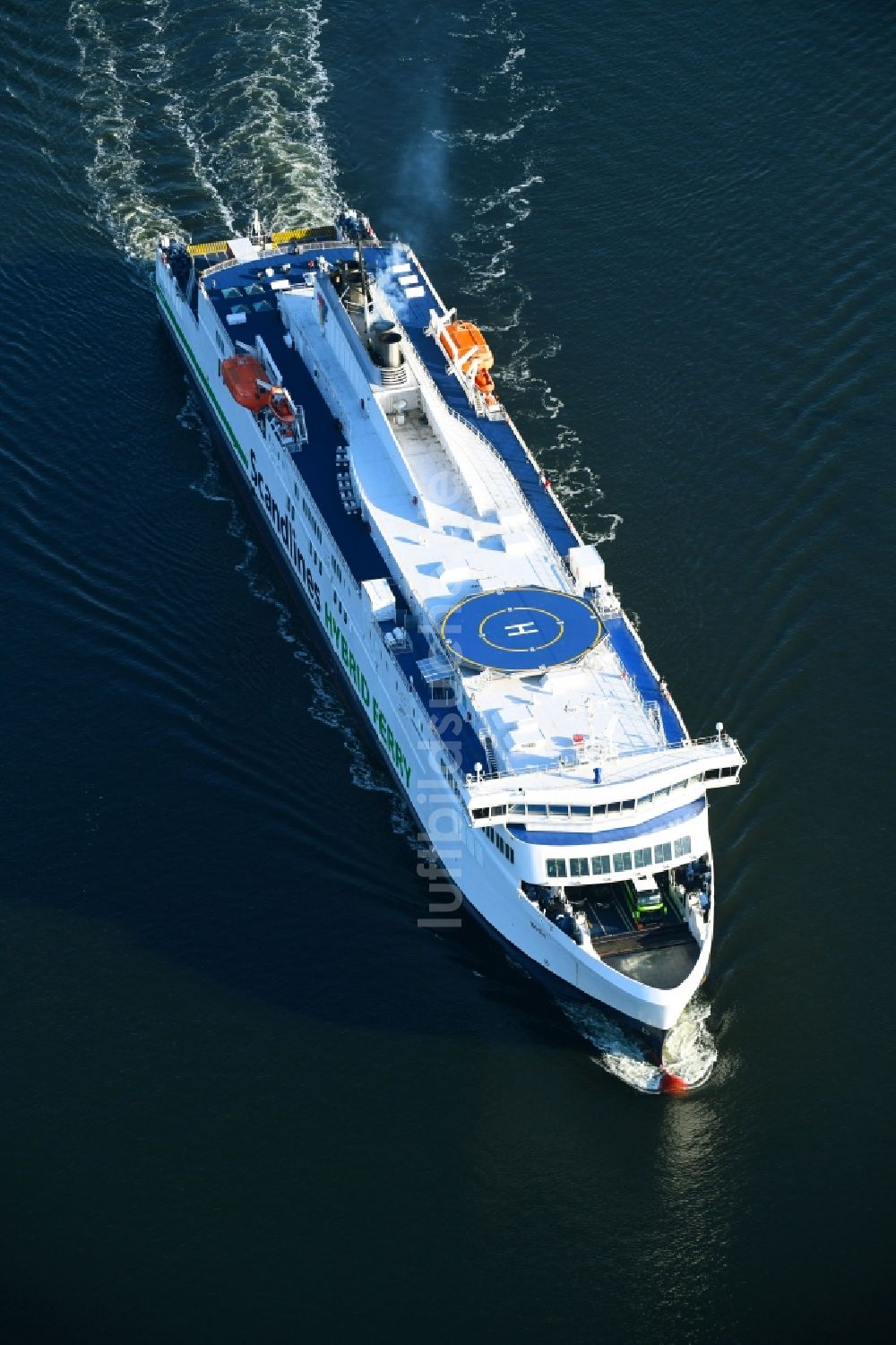 Luftaufnahme Rostock - Fahrt eines Fähr- Schiffes der Scandlines HYBRID FERRY in Rostock im Bundesland Mecklenburg-Vorpommern, Deutschland