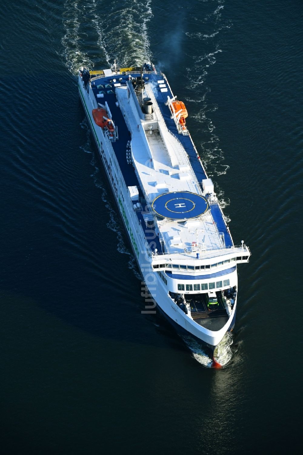 Rostock von oben - Fahrt eines Fähr- Schiffes der Scandlines HYBRID FERRY in Rostock im Bundesland Mecklenburg-Vorpommern, Deutschland